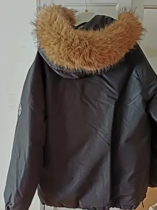 Chaquetón de nieve negro con capucha