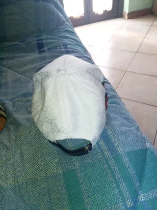 Cappello Gucci Bianco con Striscia Verde e Rossa