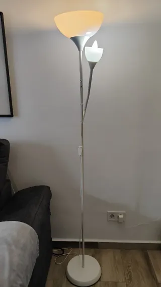 Lámpara de pie blanca moderna