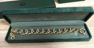 Pulsera dorada con piedras multicolor