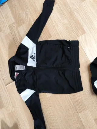 Chándal Adidas Negro y Blanco talla 5-6 años