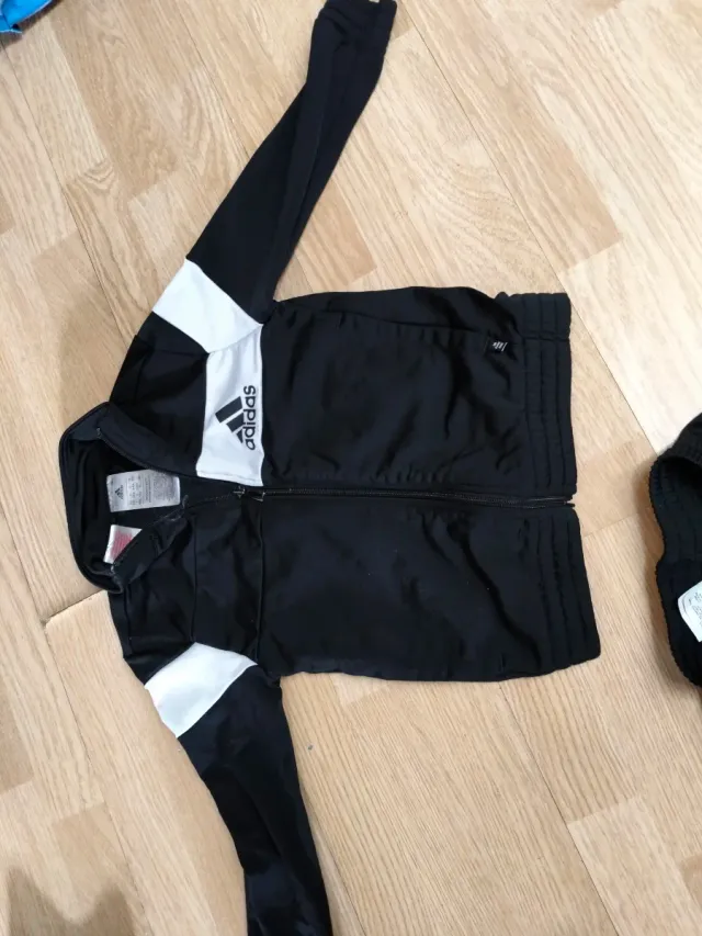 Chándal Adidas Negro y Blanco talla 5-6 años