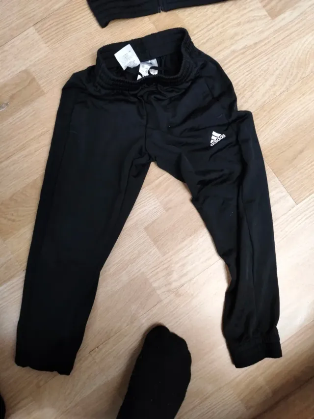 Chándal Adidas Negro y Blanco talla 5-6 años