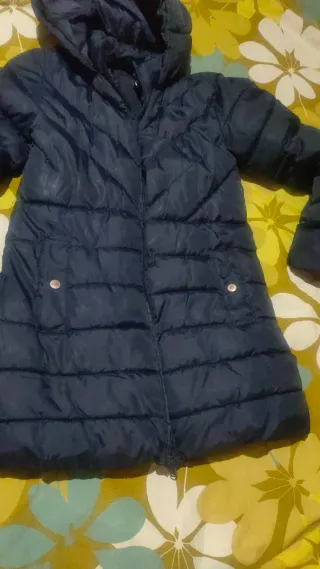 Abrigo azul acolchado con capucha