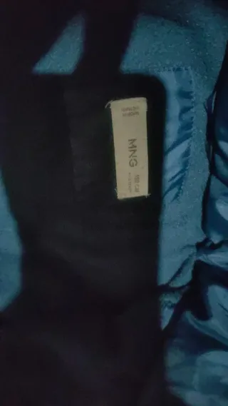 Abrigo azul acolchado con capucha