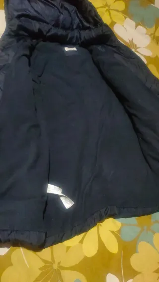 Abrigo azul acolchado con capucha