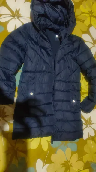 Abrigo azul acolchado con capucha