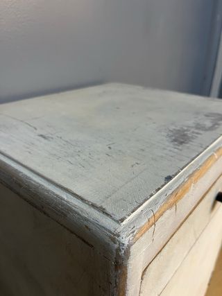 Armario de madera blanco y antiguo