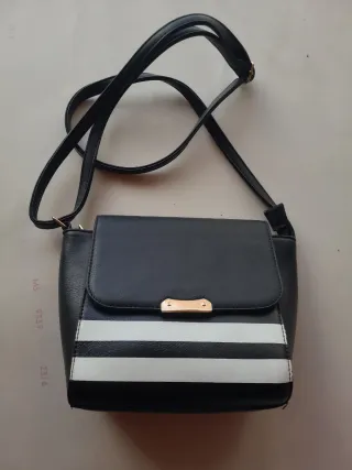 Bolso de hombro negro y blanco