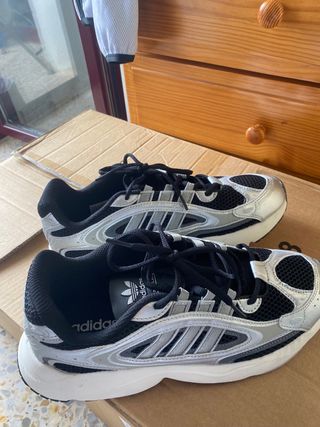 Zapatillas Adidas Negras y Plateadas