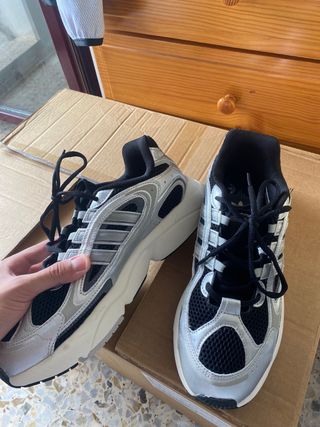 Zapatillas Adidas Negras y Plateadas