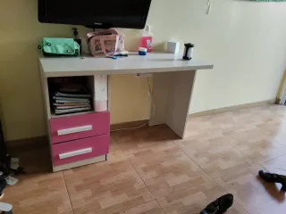 Escritorio infantil rosa y blanco