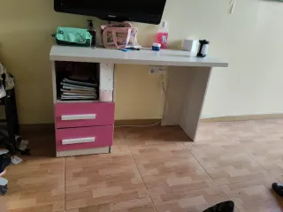 Escritorio infantil rosa y blanco