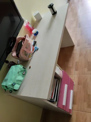 Escritorio infantil rosa y blanco