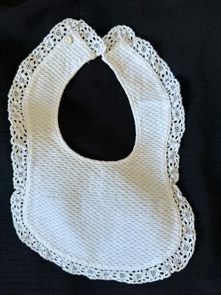 Babero antiguo de tela con encaje