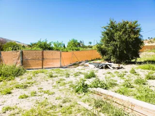 Parcela rústica con luz y agua