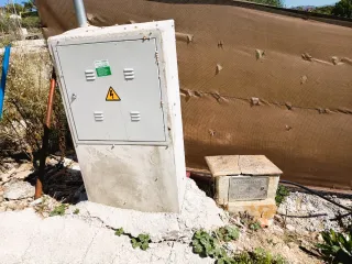 Parcela rústica con luz y agua