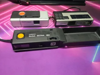 Set di tre fotocamere compatte anni '80