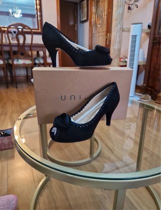 Zapatos de tacón negros con flor