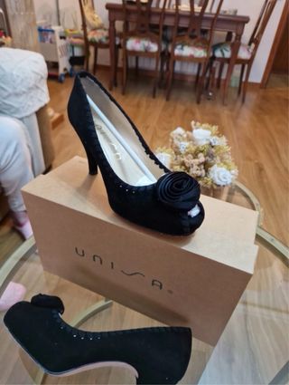 Zapatos de tacón negros con flor