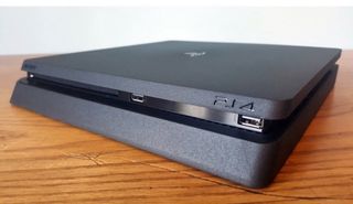 Consola PS4 Slim 1TB Negra con 2 mandos y 4 juegos