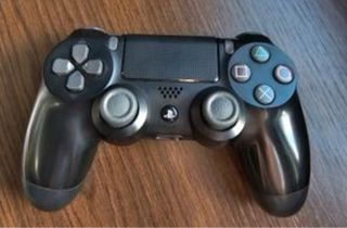 Consola PS4 Slim 1TB Negra con 2 mandos y 4 juegos