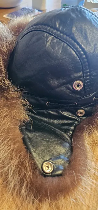 Cappello russo in pelle e pelliccia