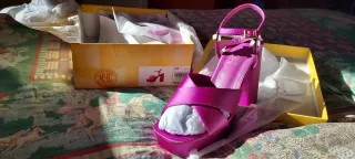 Sandalias plataforma/ tacón, en raso