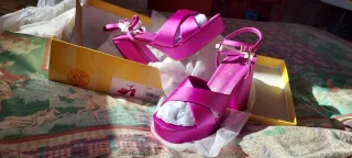 Sandalias plataforma/ tacón, en raso