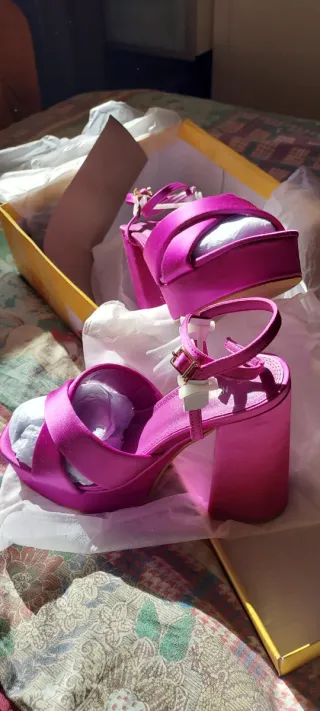 Sandalias plataforma/ tacón, en raso