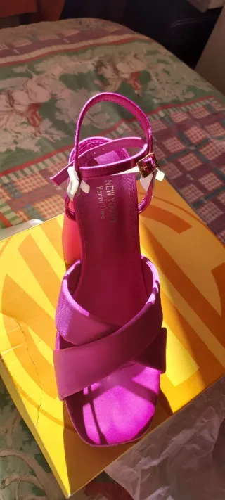 Sandalias plataforma/ tacón, en raso