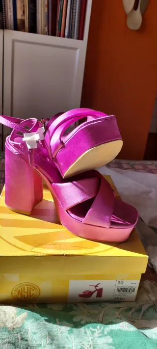 Sandalias plataforma/ tacón, en raso