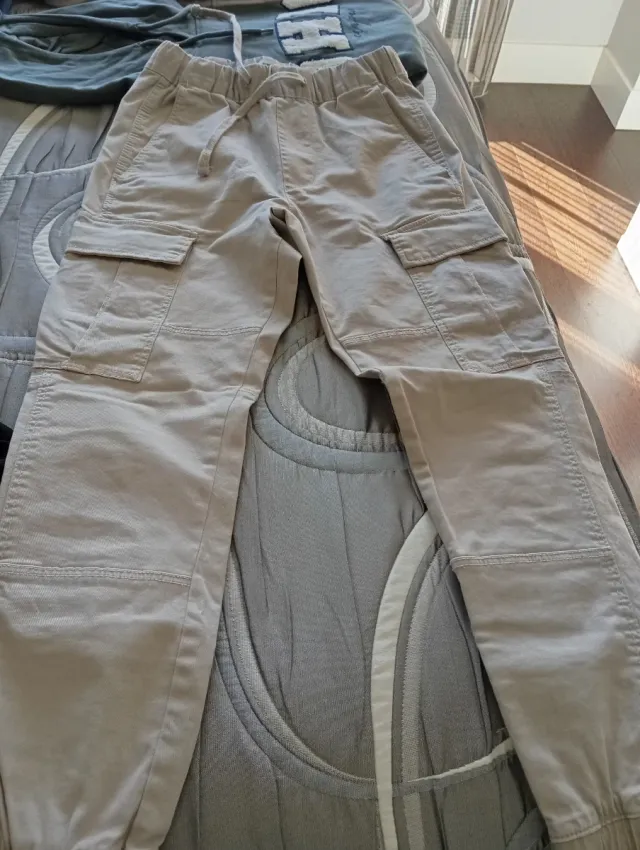 Pantalones cargo beige Bershka