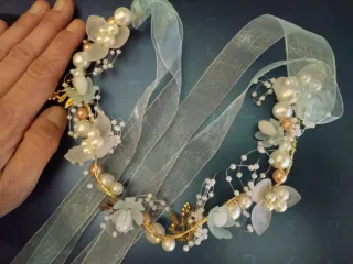 Tocado de pelo con perlas y flores