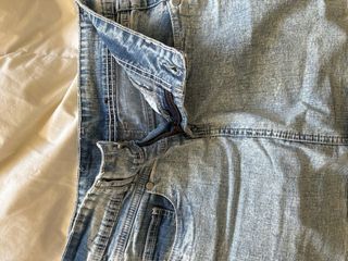 Falda vaquera corta desgastada