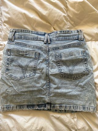 Falda vaquera corta desgastada
