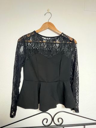 Blusa negra con encaje manga larga