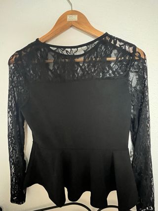 Blusa negra con encaje manga larga