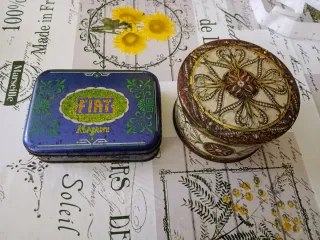 Coppia di antiche scatole in latta vintage