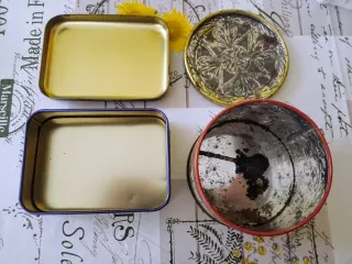 Coppia di antiche scatole in latta vintage