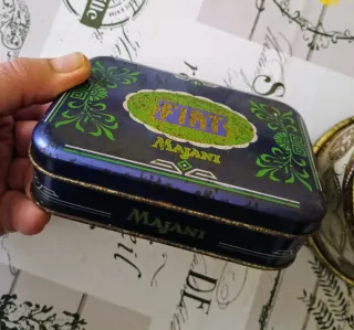 Coppia di antiche scatole in latta vintage