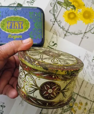 Coppia di antiche scatole in latta vintage