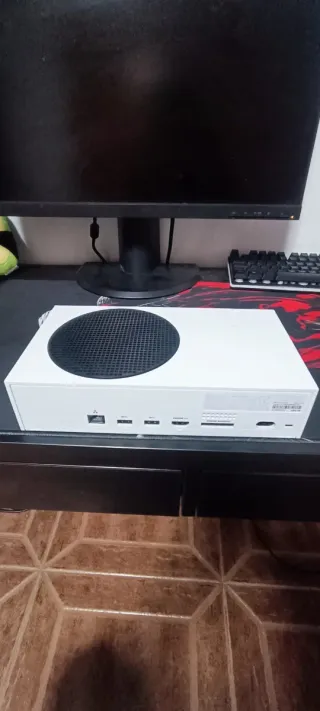 Xbox Series S senza controller con giochi dettagliati