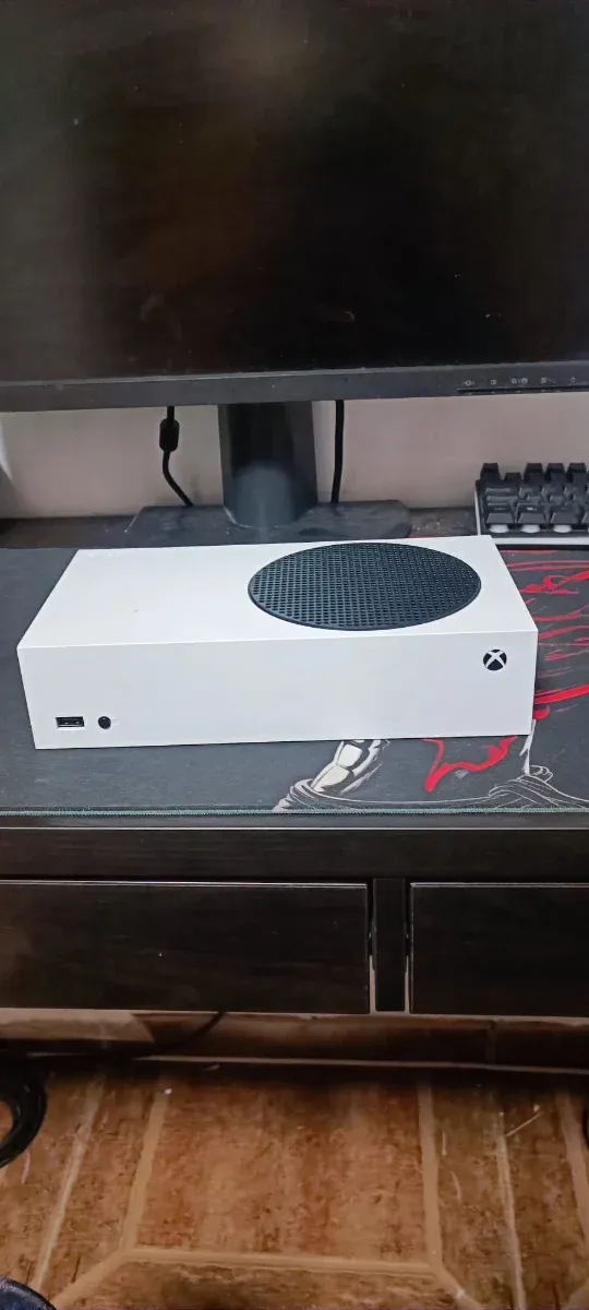 Xbox Series S senza controller con giochi dettagliati