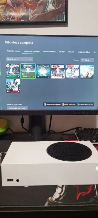 Xbox Series S senza controller con giochi dettagliati