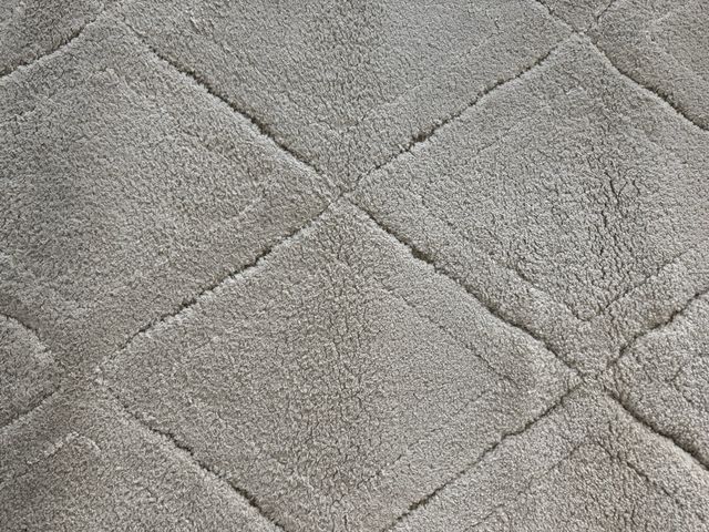 Tapete bege com losangos. 240cm x 330cm.