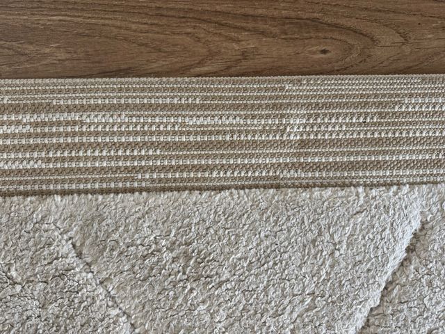 Tapete bege com losangos. 240cm x 330cm.