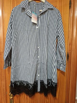 Blusa cuadros negros con encaje abajo nueva.