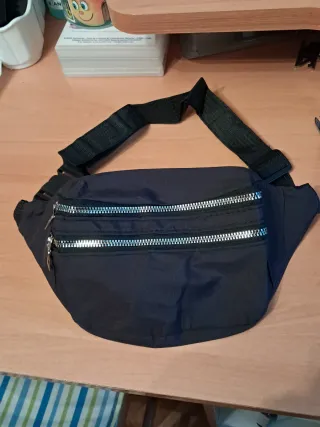 Riñonera Negra con Cremalleras