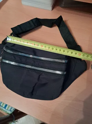 Riñonera Negra con Cremalleras